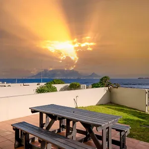 Beachfront Bloubergstrand